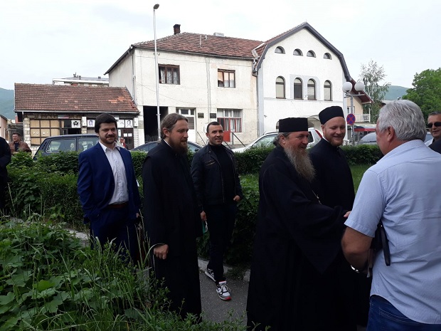 Саслушање свештеника у Беранама: Народ се окупља испред Тужилаштва (ФОТО/ВИДЕО)